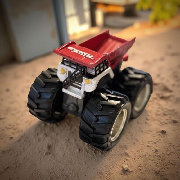 2013 Tonka Die-Cast Monster Truck Dump Truck 1:64 Scale B14 - Picture 1 of 9